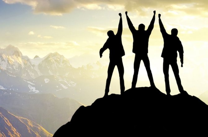 люди на вершине горы