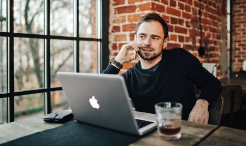 мужчина за компьютером. фото