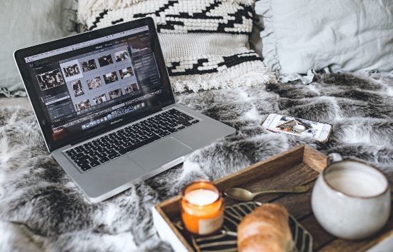 раскрытый компьютер на диване. фото